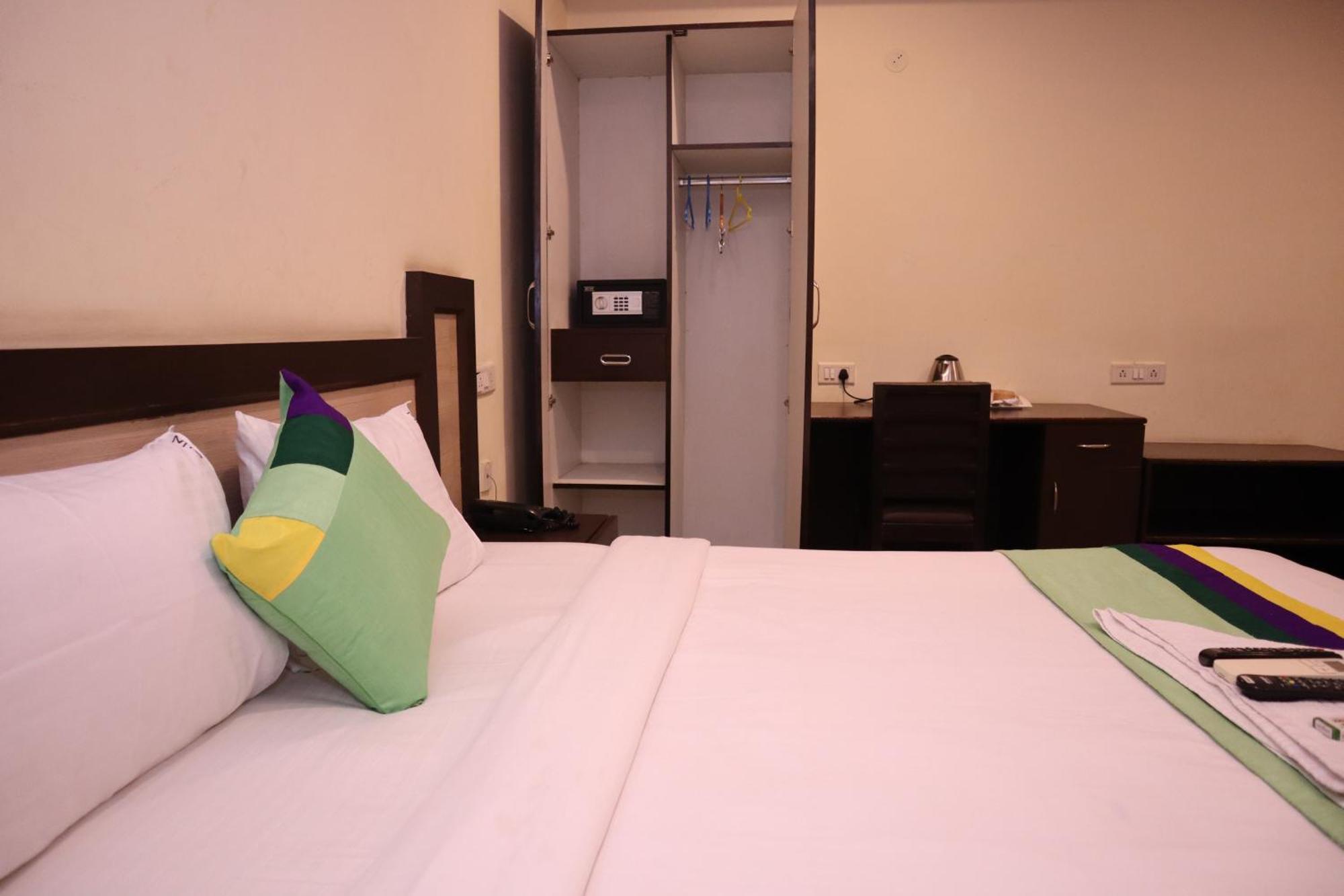Millennium Plaza Hotel Kammasandra Bagian luar foto