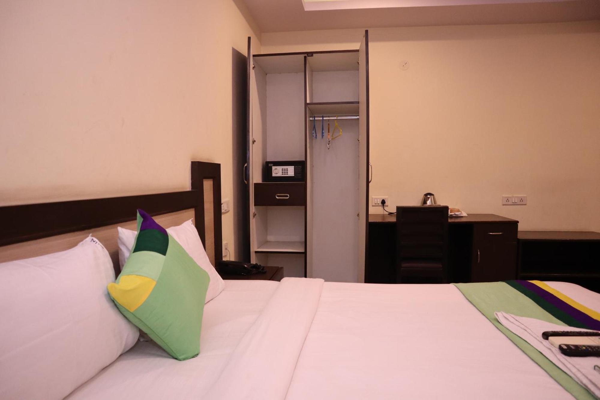 Millennium Plaza Hotel Kammasandra Bagian luar foto