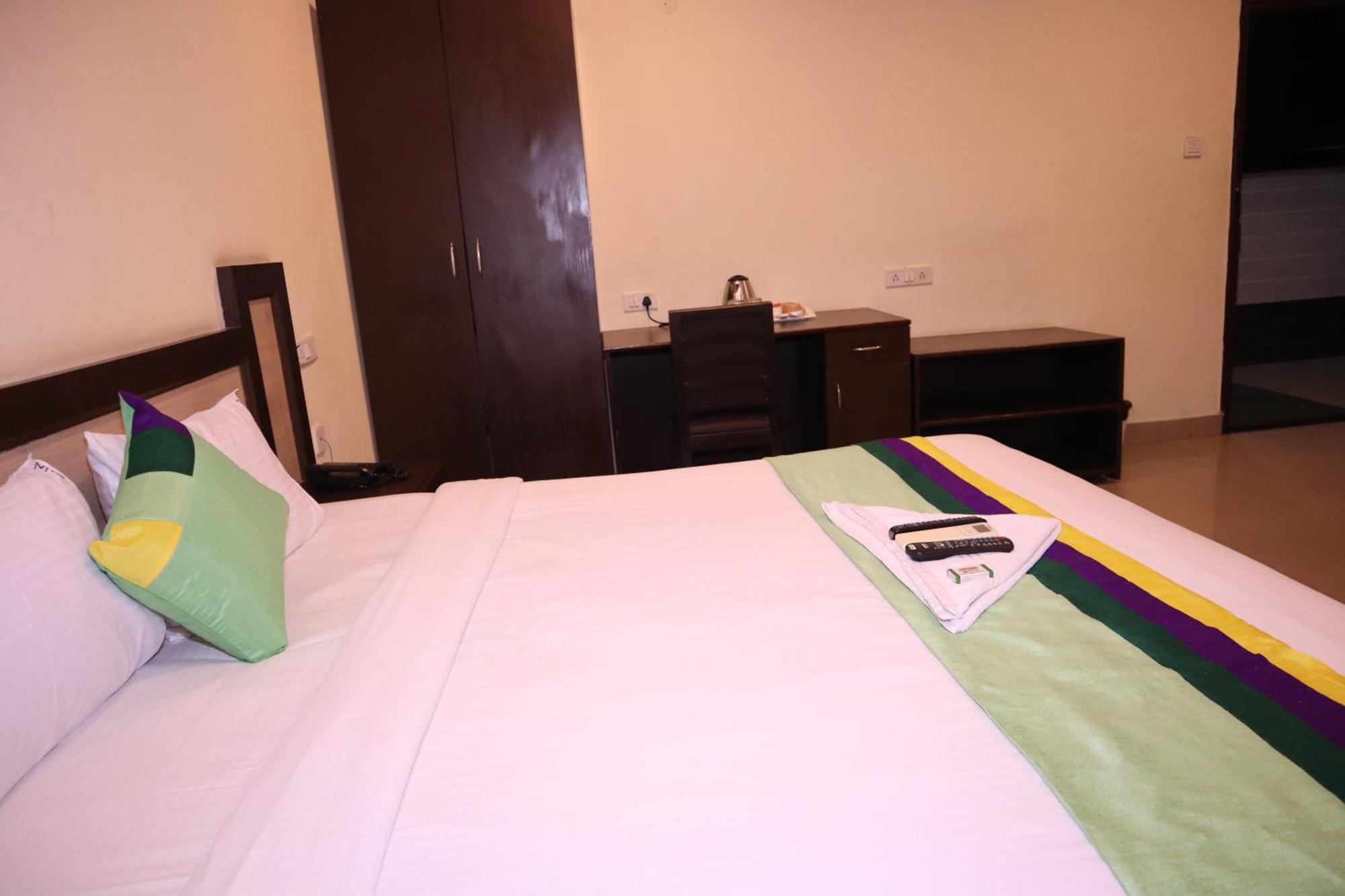 Millennium Plaza Hotel Kammasandra Bagian luar foto