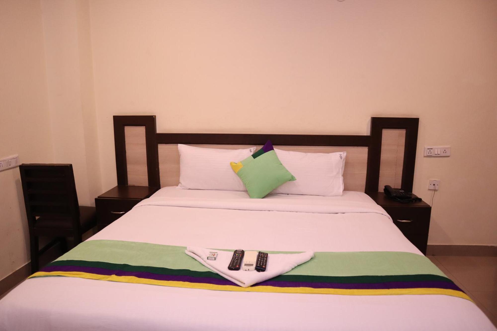 Millennium Plaza Hotel Kammasandra Bagian luar foto