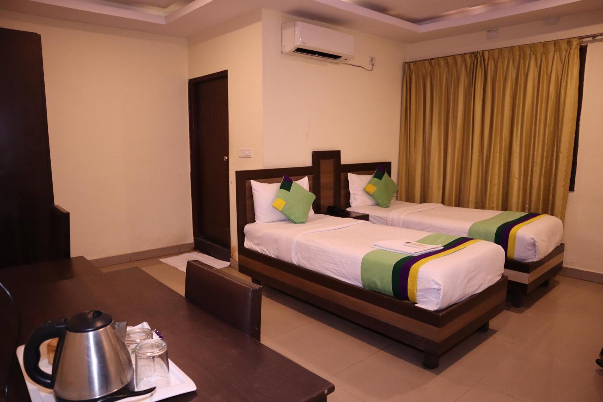Millennium Plaza Hotel Kammasandra Bagian luar foto